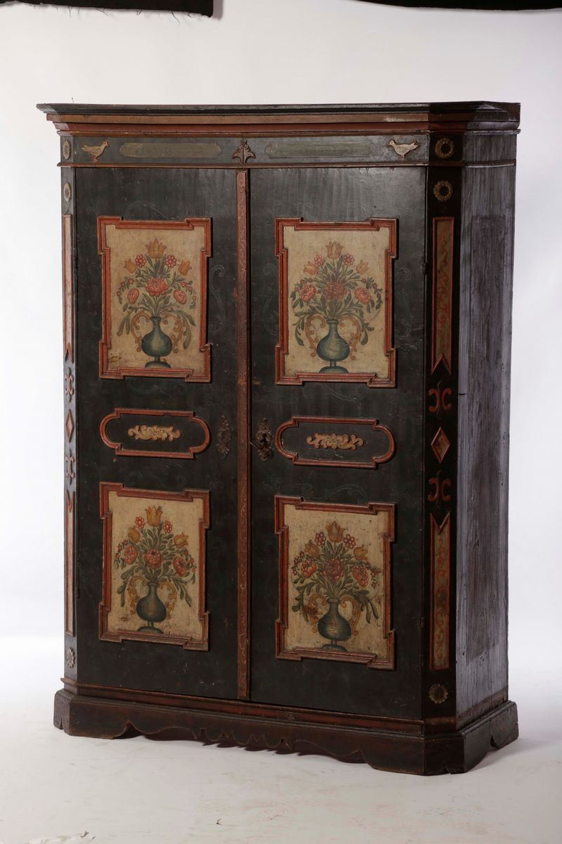 Armadio a due ante in legno laccato, XIX secolo  - Asta Antiquariato - Cambi Casa d'Aste