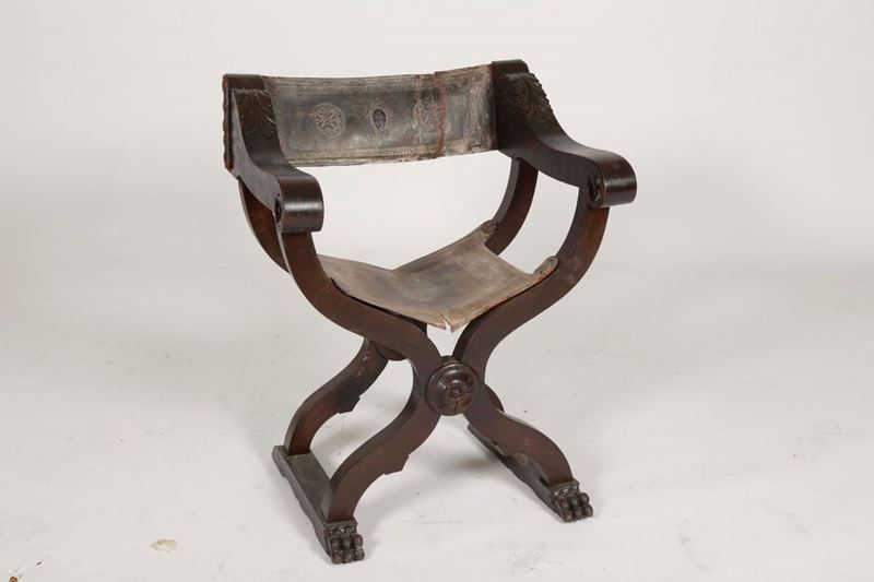 Poltrona in noce con seduta e schienale in pelle, XIX secolo  - Auction Asta a Tempo Antiquariato - II - Cambi Casa d'Aste