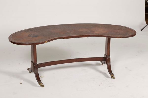 Tavolino basso a fagiolo, piano in pelle, XIX secolo