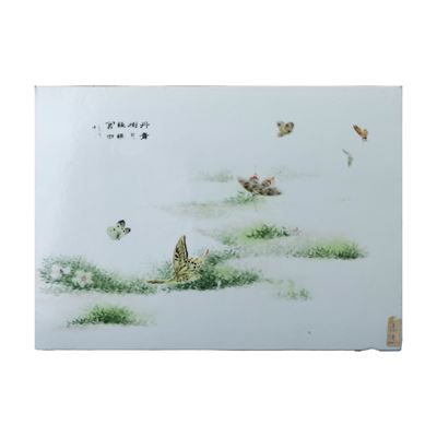 Placca in Porcellana a Smalti Policromi con Farfalle ed Iscrizione, Cina, Dinastia Qing, XX Secol...