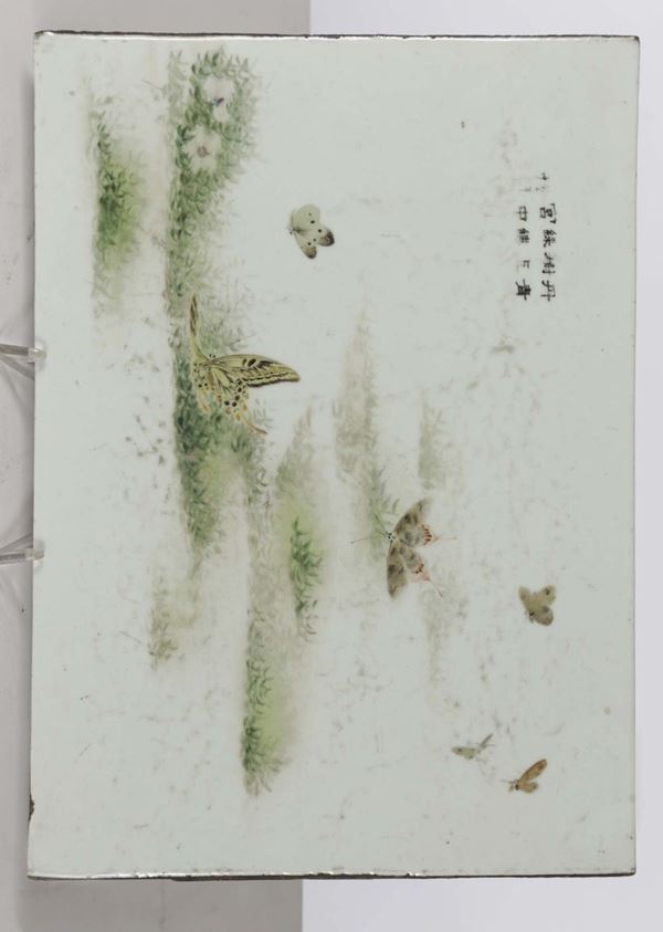 Placca in porcellana a smalti policromi con farfalle ed iscrizione, Cina, Dinastia Qing, XIX secolo