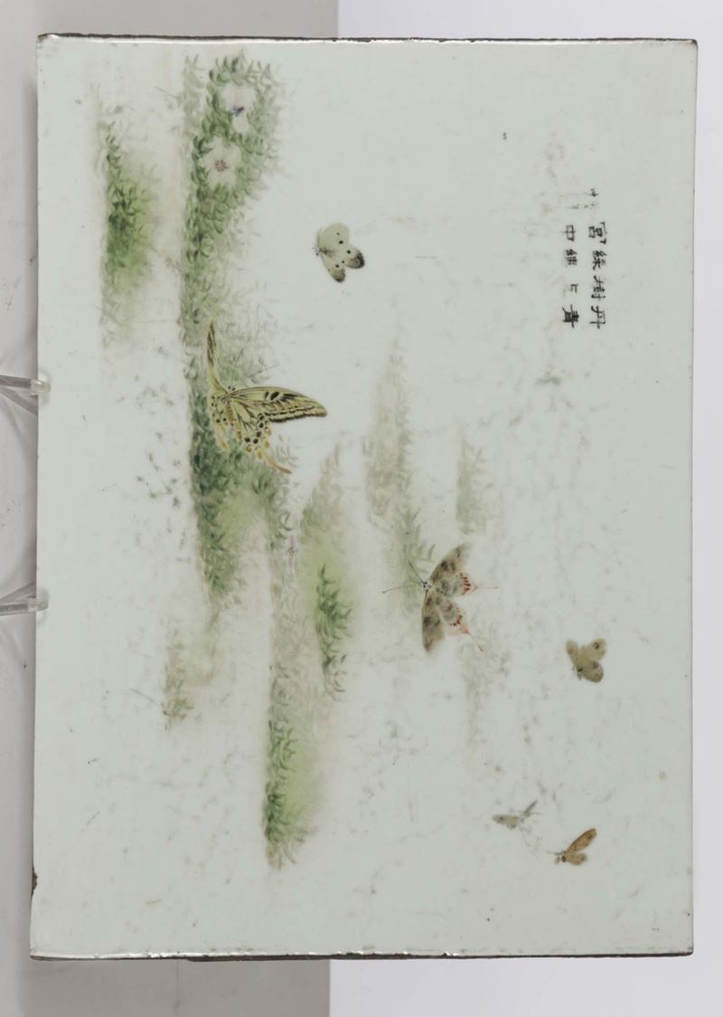 Placca in porcellana a smalti policromi con farfalle ed iscrizione, Cina, Dinastia Qing, XIX secolo  - Asta Fine Chinese Works of Art - Cambi Casa d'Aste