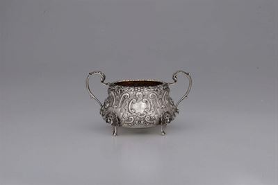 Zuccheriera in Argento Sterling Fuso, Sbalzato, Cesellato e Dorato, Londra 1836, Argentiere Non I...