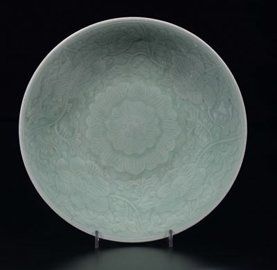Piatto in Porcellana Celadon con Decoro di Fiori di Loto, Cina, XX Secolo