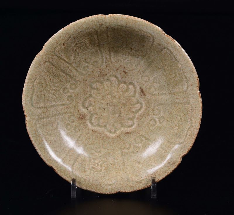 Piccolo piatto in grés con smalto craquelè, Cina, XX secolo  - Asta Arte Orientale - Asta Online - Cambi Casa d'Aste
