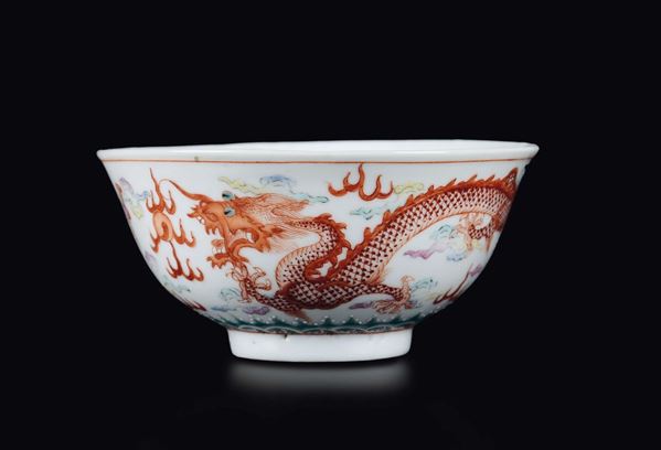 Ciotola in porcellana a smalti policromi con raffigurazione di drago e fenice, Cina, Dinastia Qing, marca e del periodo Guangxu (1875-1908)
