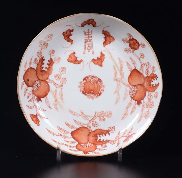 Piatto in porcellana a smalti policromi con decoro di pesche e pipistrelli, Cina, Dinastia Qing, XIX secolo