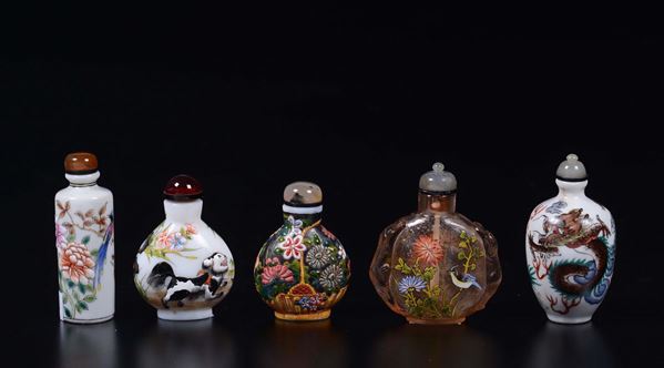 Lotto di cinque snuff bottle in porcellana e vetro a decoro floreale e naturalistico, con drago o con cagnolini, Cina, XX secolo