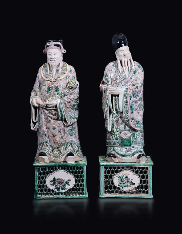 Due figure di saggi, uno con ruyi, in porcellana a smalti policromi e biscuit con basi in porcellana, Cina, Dinastia Qing, epoca Kangxi (1662-1722)