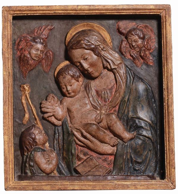 Rilievo in stucco policromo e dorato raffigurante Madonna con Bambino, San Giovannino e due cherubini. Bottega di Benedetto da Maiano (1442-1497) Firenze, ultimo quarto del XV secolo