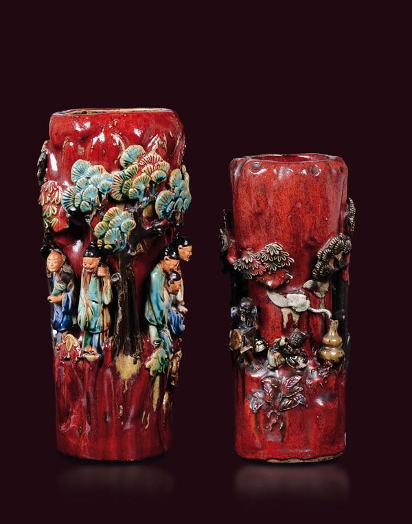 Due vasi in grés a smalto rosso con personaggi a rilievo, Cina, Dinastia Ming, XVII secolo