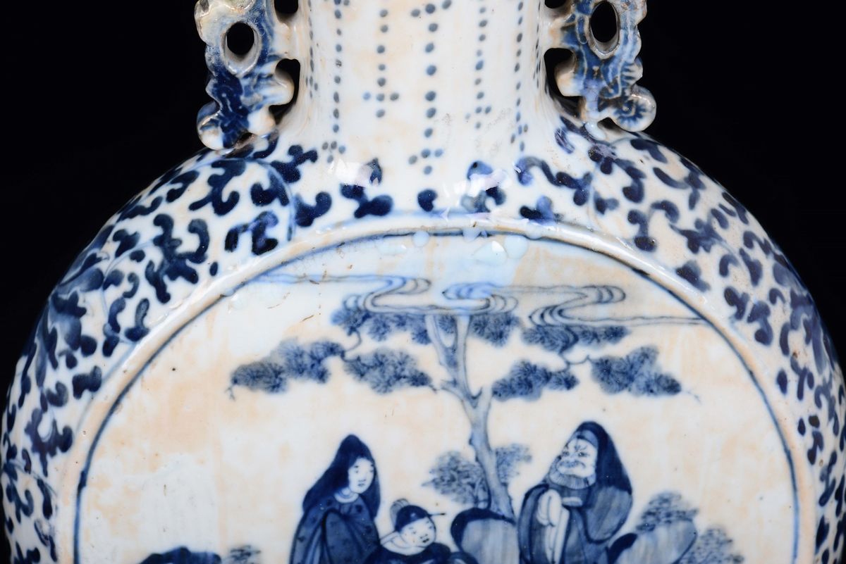 Fiasca in Porcellana Bianca e Blu con Personaggi, Cina, Dinastia Ming, XVII Secolo