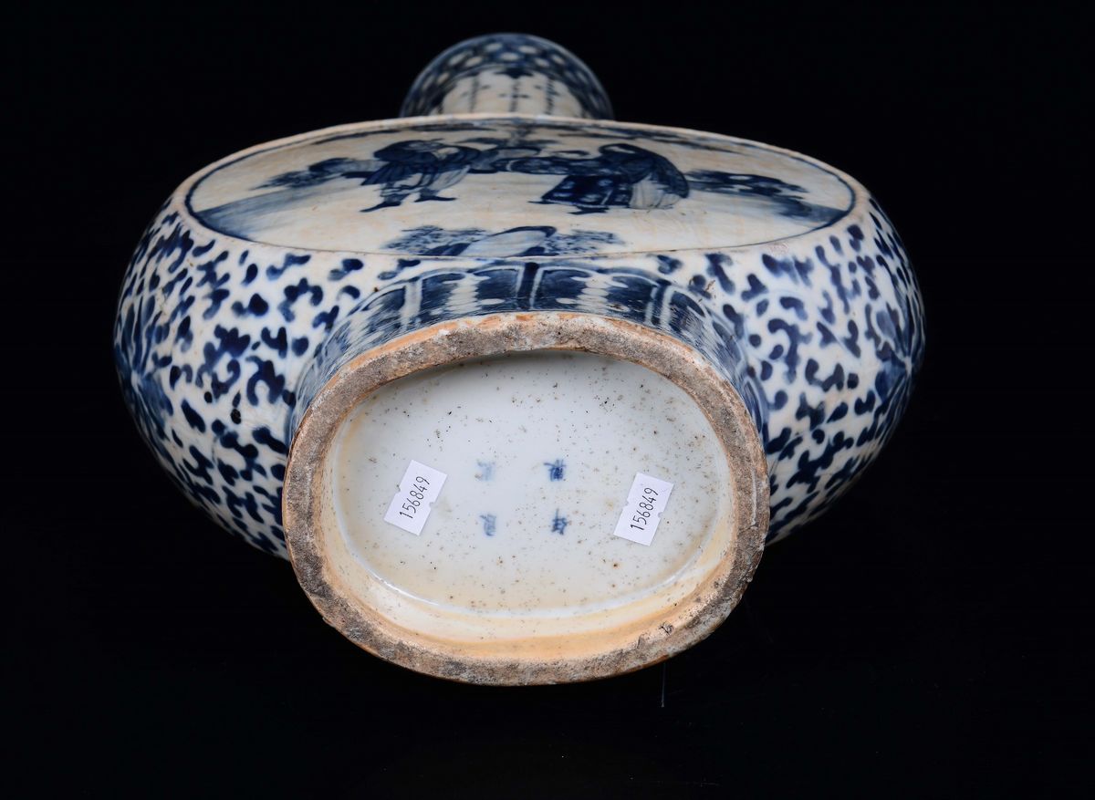 Fiasca in Porcellana Bianca e Blu con Personaggi, Cina, Dinastia Ming, XVII Secolo