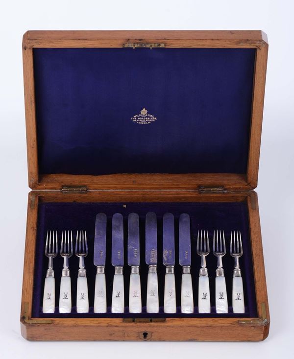 Servito di sei coltelli e sei forchette con manici in madreperla, Inghilterra, argentiere GH