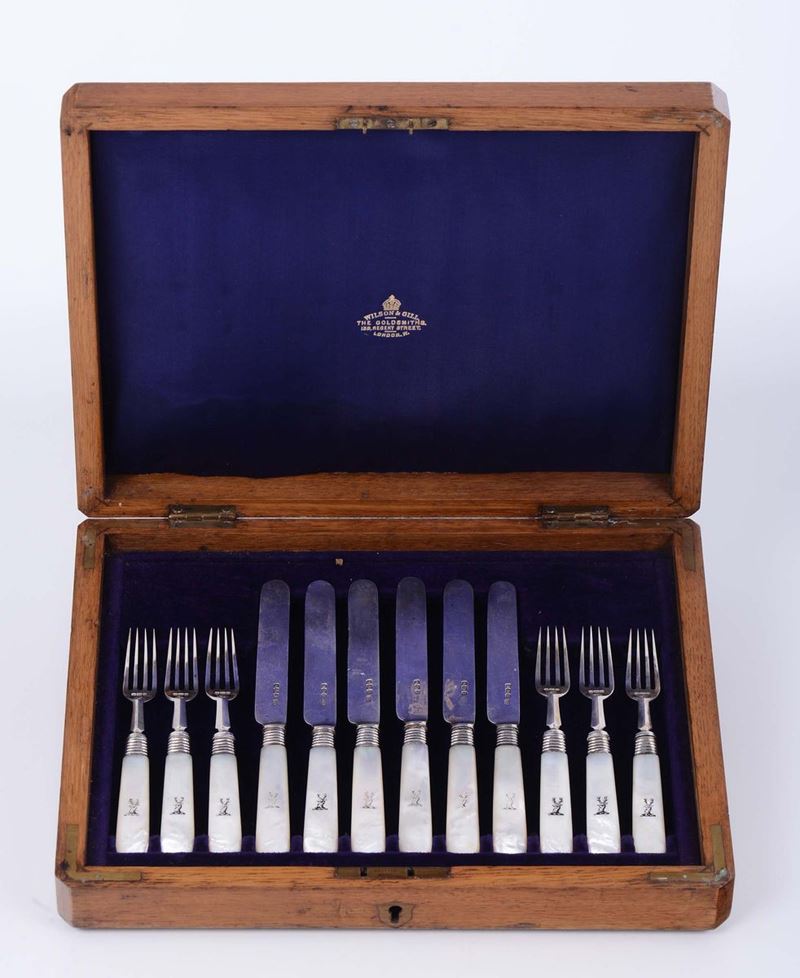 Servito di sei coltelli e sei forchette con manici in madreperla, Inghilterra, argentiere GH  - Auction Asta a Tempo Antiquariato - II - Cambi Casa d'Aste