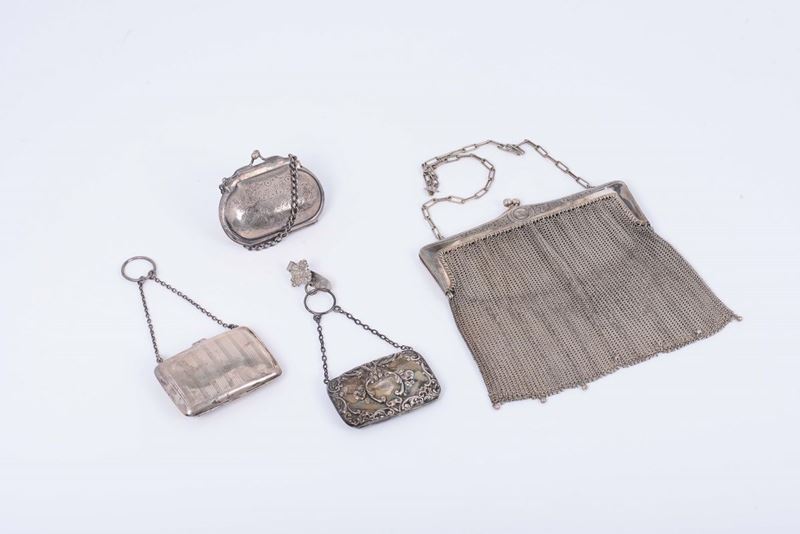 Borsetta a maglie e tre portamonete in argento, Inghilterra XX secolo  - Auction Asta a Tempo Antiquariato - II - Cambi Casa d'Aste