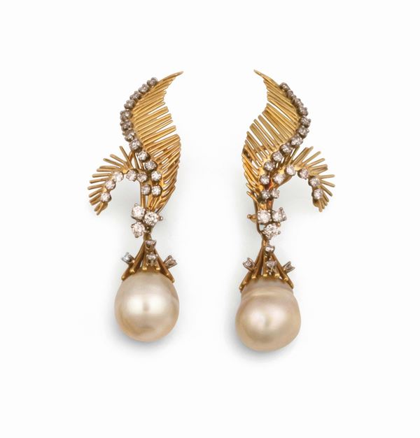 Orecchini pendenti con perle gold Australia e piccoli diamanti