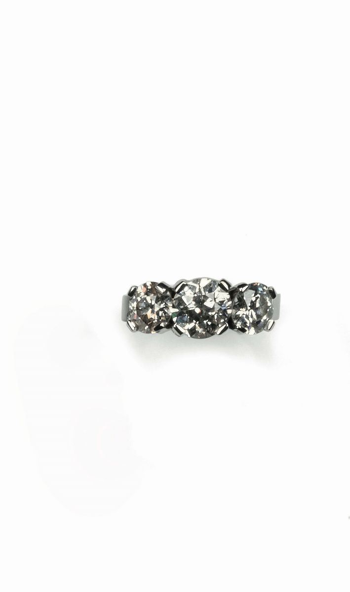 Ring with three old-cut diamonds for a total of approx. 4.60 ct set in white gold  - Auction Fine Jewels - Cambi Casa d'Aste