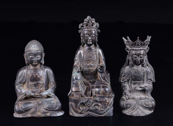 Lotto di tre figure di Buddha sedute in bronzo, due incoronate di cui uno con iscrizioni sul retro, ed il terzo con svastica sul petto Cina, Dinastia Ming, XVII secolo