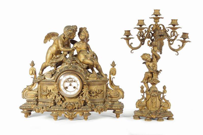 Pendola da camino in bronzo dorato con candelabro, XIX secolo  - Asta Antiquariato - Cambi Casa d'Aste