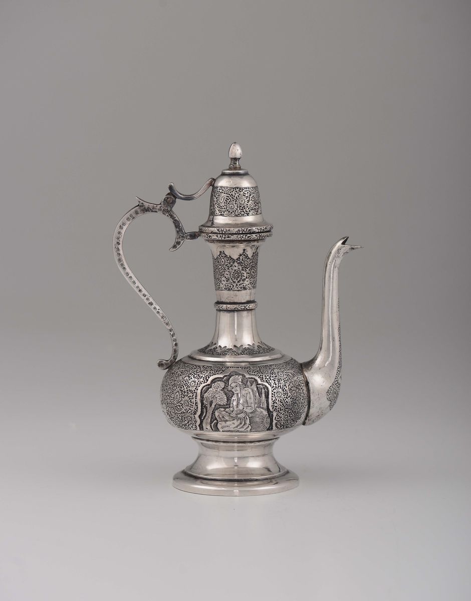 Caffettiera in Argento Fuso, Sbalzato e Cesellato, Arte Medio Orientale, Persia (?) Probabile XIX...