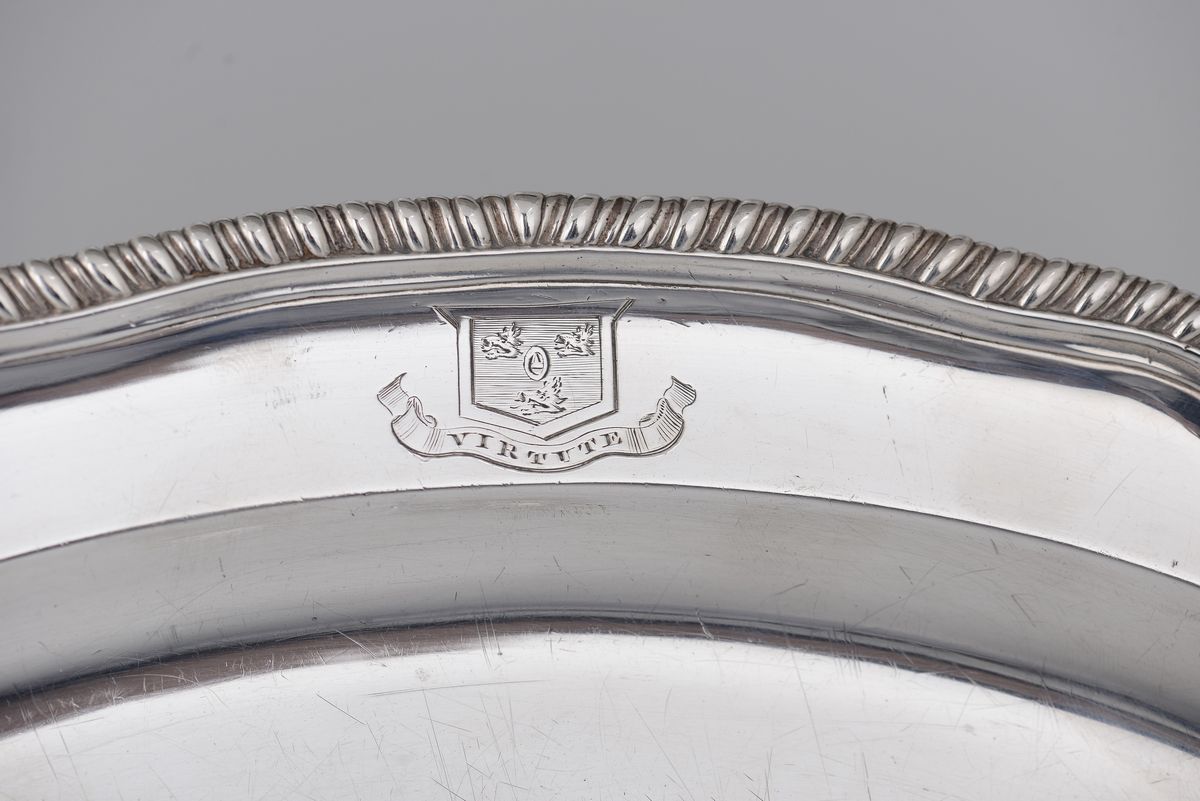 Due Piatti Ovali in Argento Fuso, Sbalzato e Inciso. uno Londra 1766 Argentiere Thos. Heming e un...