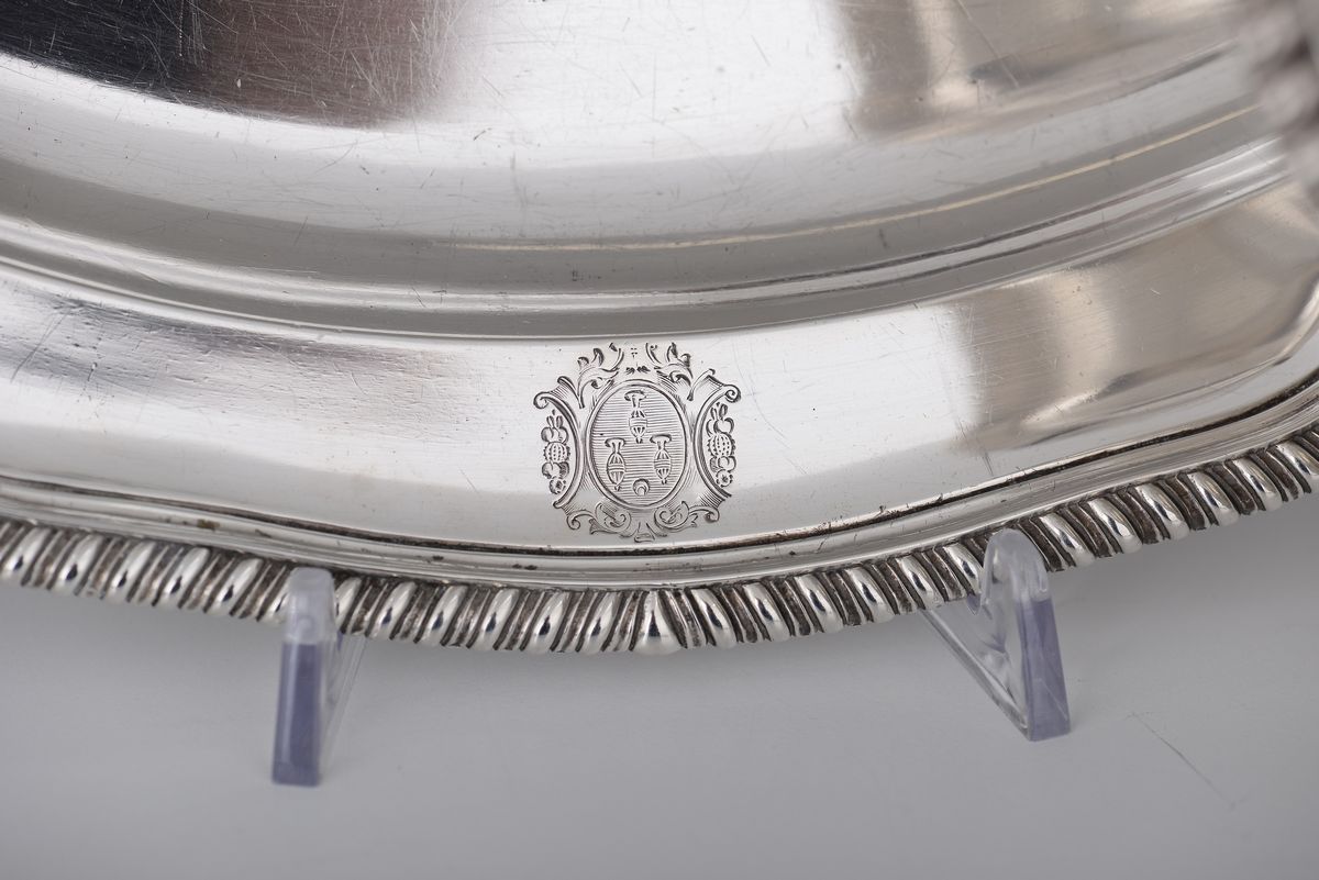 Due Piatti Ovali in Argento Fuso, Sbalzato e Inciso. uno Londra 1766 Argentiere Thos. Heming e un...