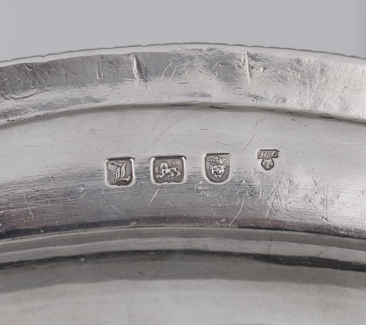 Due Piatti Ovali in Argento Fuso, Sbalzato e Inciso. uno Londra 1766 Argentiere Thos. Heming e un...