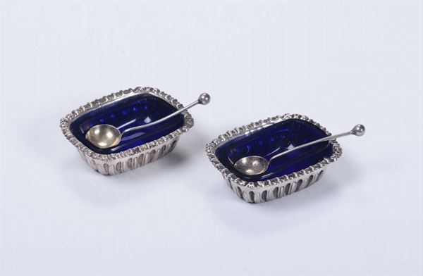 Coppia di salierine in argento con vetri blu e cucchiaini, Inghilterra argentiere WD