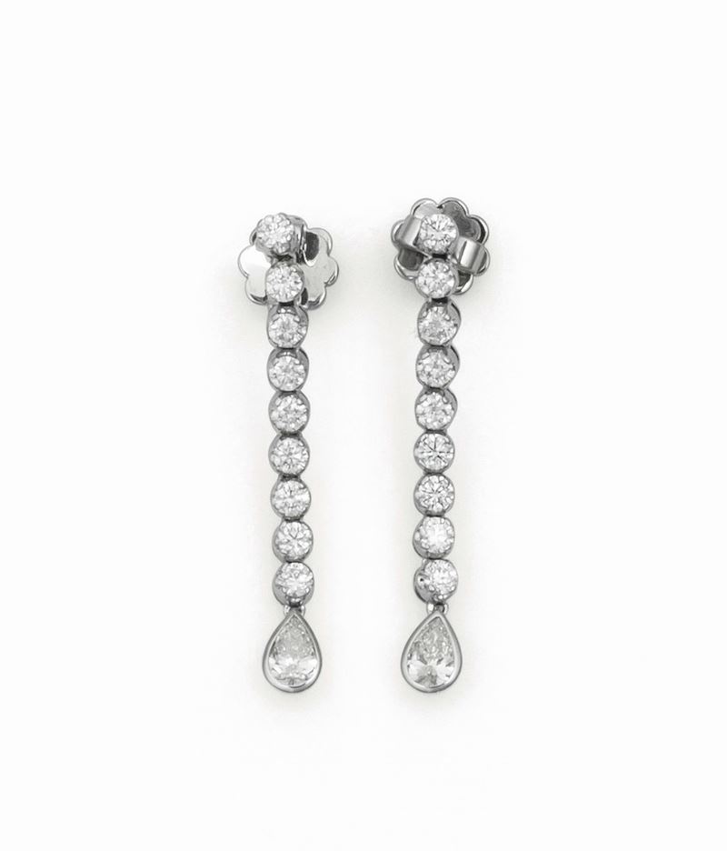 Pendant earrings with brilliant-cut and pear-cut diamonds set in white gold  - Auction Fine Jewels - Cambi Casa d'Aste