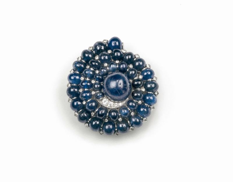 Clip with cabochon-cut sapphires and diamonds set in platinum, Tiffany & Co. New York. Signed and numbered 31028  - Auction Fine Jewels - Cambi Casa d'Aste