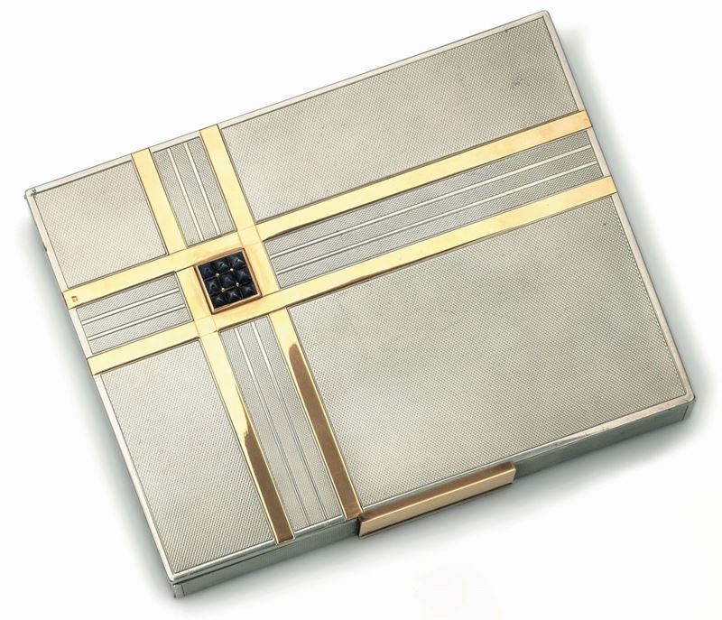 A styptor, rose gold coloured and sapphire minaudière by Van Cleef & Arpels, circa 1940, the rectangular case with gold coloured banding and a square panel set with squared cabochon sapphires, the interior with a matching powder compact, a lighter, a cigarette compartment and a larger compartment, the cover with a mirror, signed VAN CLEEF & ARPELS and stamped STYPTOR  - Auction Fine Jewels - Cambi Casa d'Aste