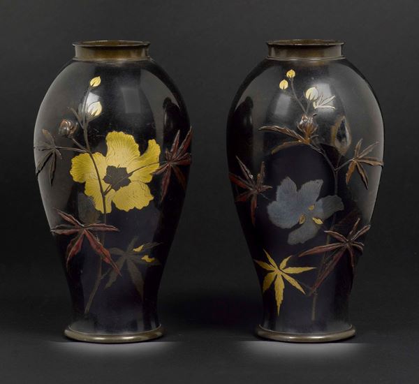 Coppia di vasi in metallo smaltato con decoro floreale e dettagli a rilievo, Giappone, XIX secolo