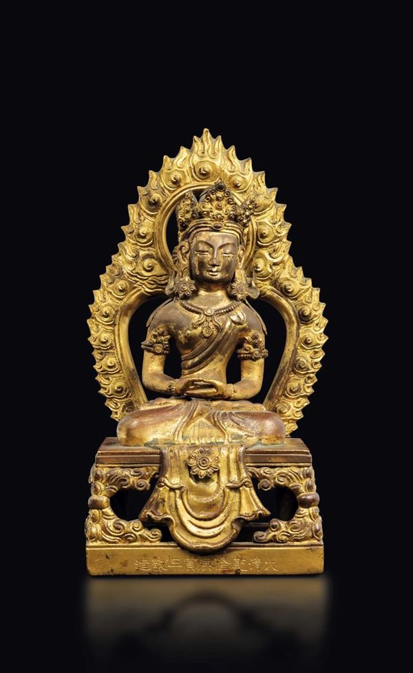 Figura di Amitayus in bronzo dorato con aura, Cina, Dinastia Qing, marca e del peiodo Qianlong (1736-1795)
