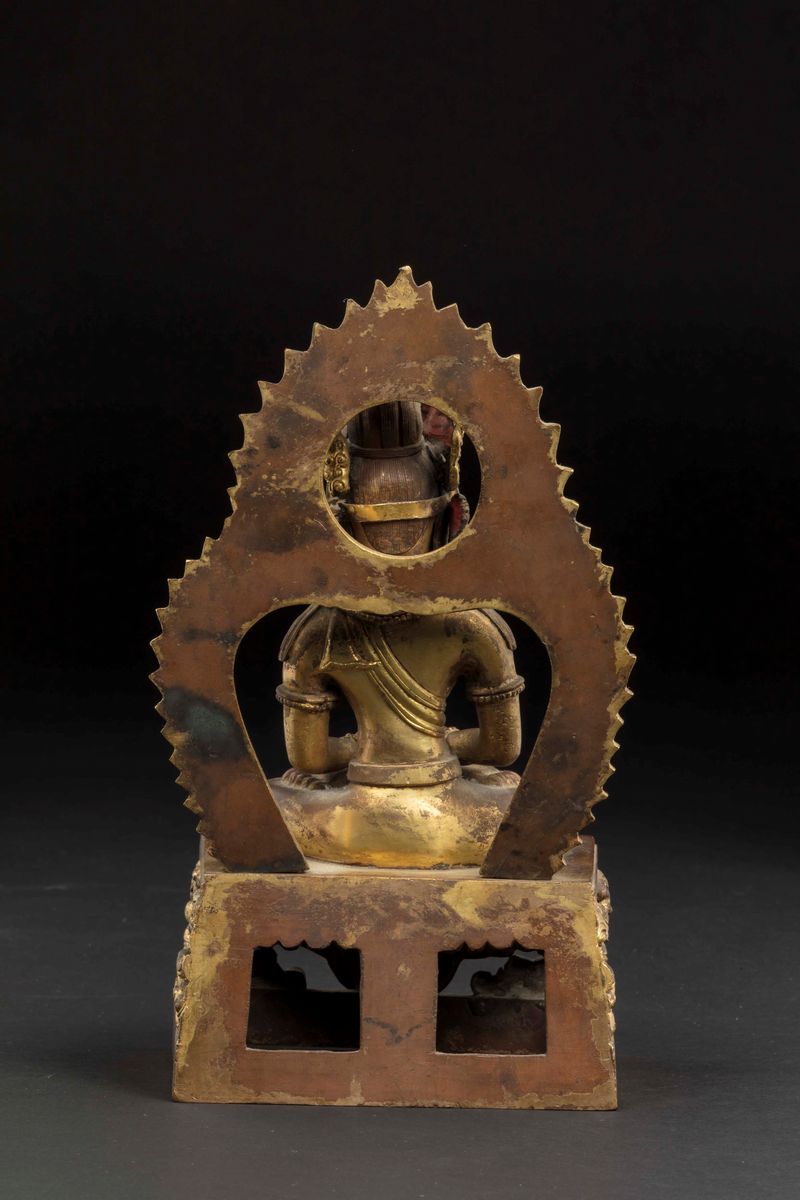 Figura di Amitayus in Bronzo Dorato con Aura, Cina, Dinastia Qing, Marca e del Peiodo Qianlong (1...