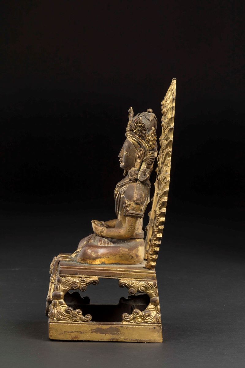 Figura di Amitayus in Bronzo Dorato con Aura, Cina, Dinastia Qing, Marca e del Peiodo Qianlong (1...