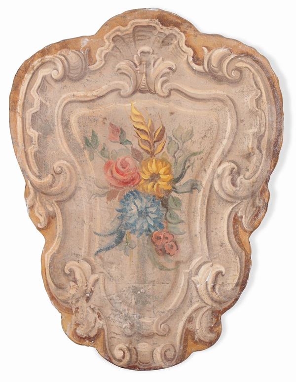 Coppia di dipinti raffiguranti scudi con fiori in policromia, XIX secolo