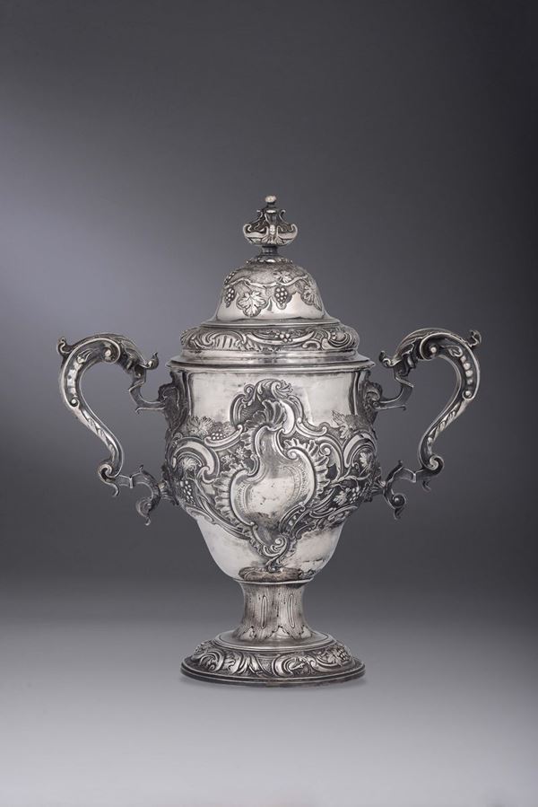 Coppa in argento sbalzato e cesellato, Londra 1749, argentiere Georg Morris (?)