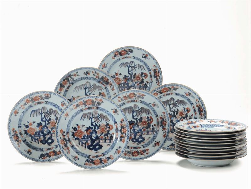 Sedici piatti in porcellana a decoro Imari, Cina XVIII secolo  - Auction Fine art - II - Cambi Casa d'Aste