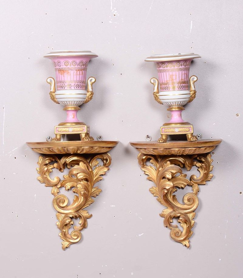 Coppia mensole in legno intagliato e dorato con vasi in pocellana  - Asta Antiquariato - Cambi Casa d'Aste