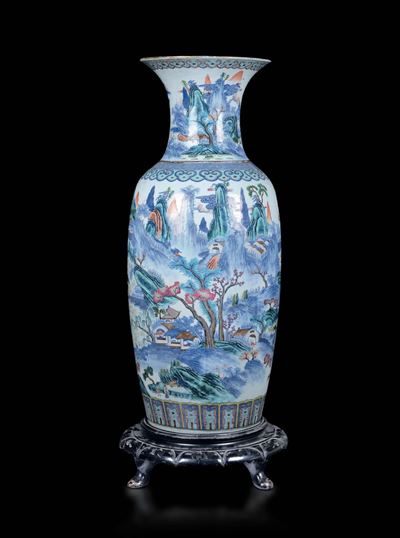Grande Vaso in Porcellana a Smalti Policromi con Decoro Paesaggistico, Cina, Dinastia Qing, Epoca...