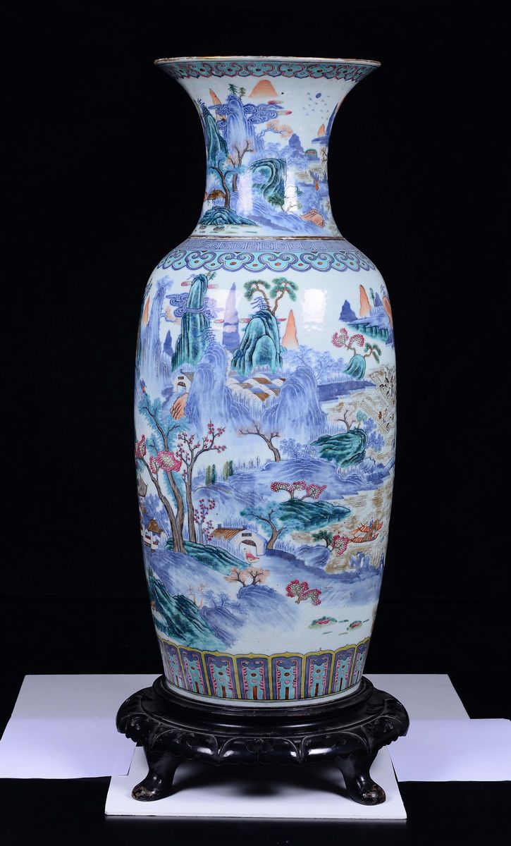 Grande Vaso in Porcellana a Smalti Policromi con Decoro Paesaggistico, Cina, Dinastia Qing, Epoca...