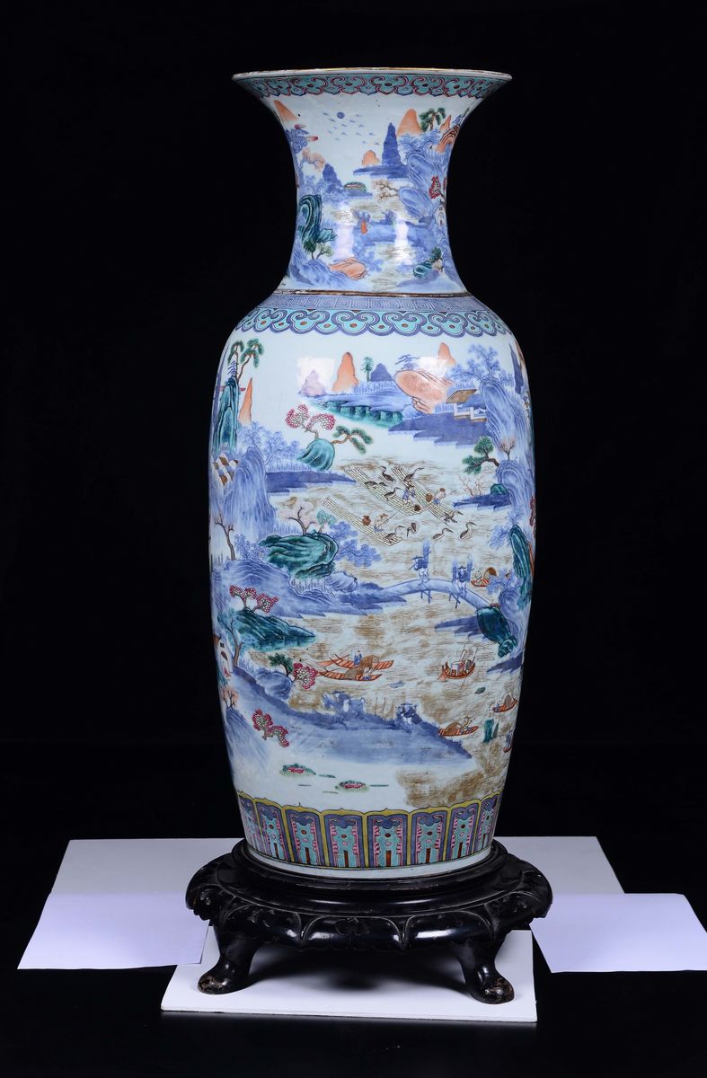 Grande Vaso in Porcellana a Smalti Policromi con Decoro Paesaggistico, Cina, Dinastia Qing, Epoca...