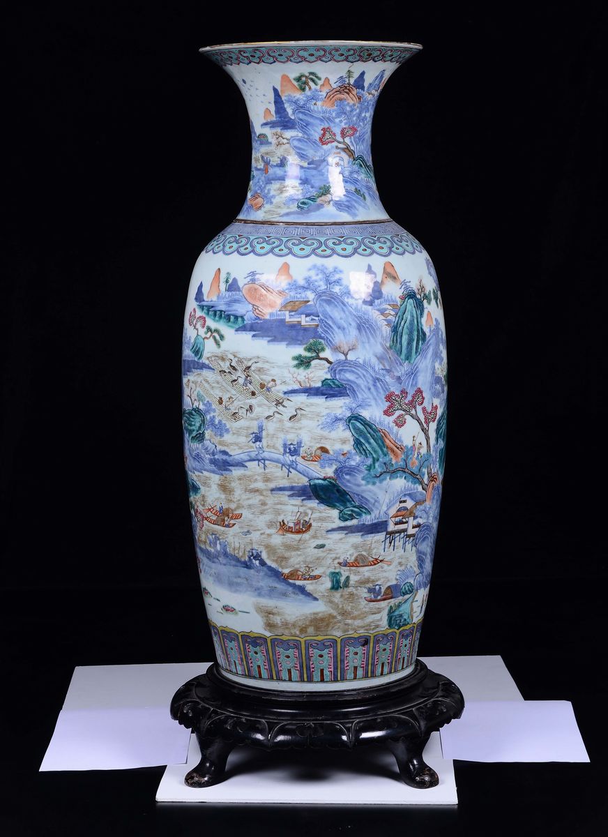 Grande Vaso in Porcellana a Smalti Policromi con Decoro Paesaggistico, Cina, Dinastia Qing, Epoca...