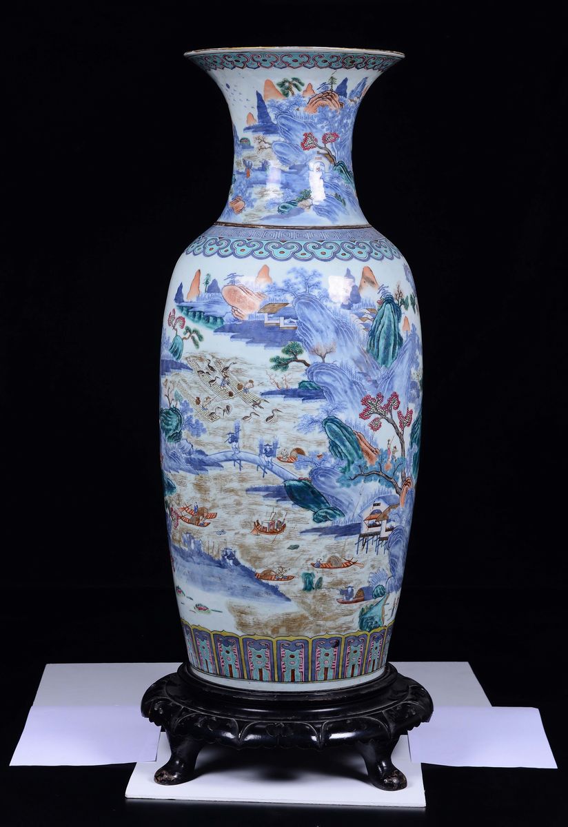 Grande Vaso in Porcellana a Smalti Policromi con Decoro Paesaggistico, Cina, Dinastia Qing, Epoca...