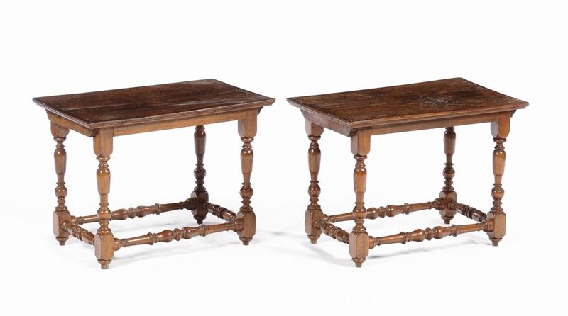 Coppia tavolini in noce con gambe a rocchetto, XIX secolo  - Asta Antiquariato - II - Cambi Casa d'Aste