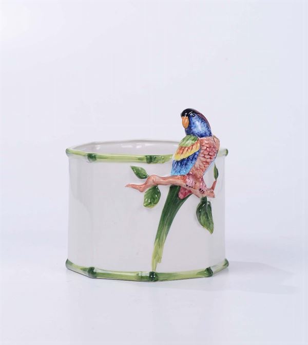 Vaso portafiori con pappagallo in porcellana policroma