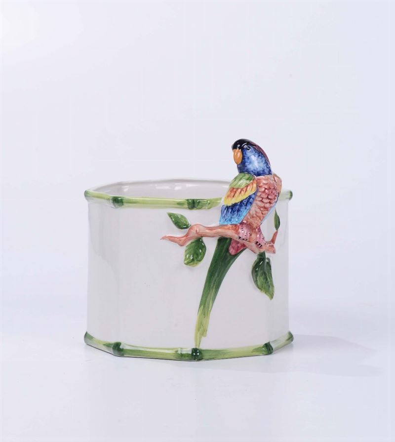 Vaso portafiori con pappagallo in porcellana policroma  - Asta Antiquariato - Cambi Casa d'Aste