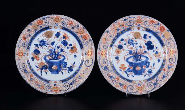 Coppia di piatti in porcellana Imari a decoro floreale, Giappone, XIX secolo