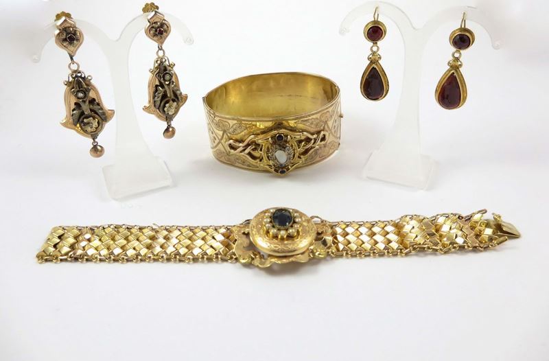 Two pair of gold earrings and two gold bracelets  - Auction Jewels Timed Auction - Cambi Casa d'Aste
